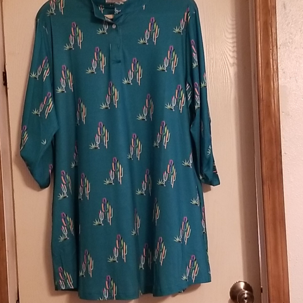 Turquoise 3/4 sleeve tunic with cactus print.